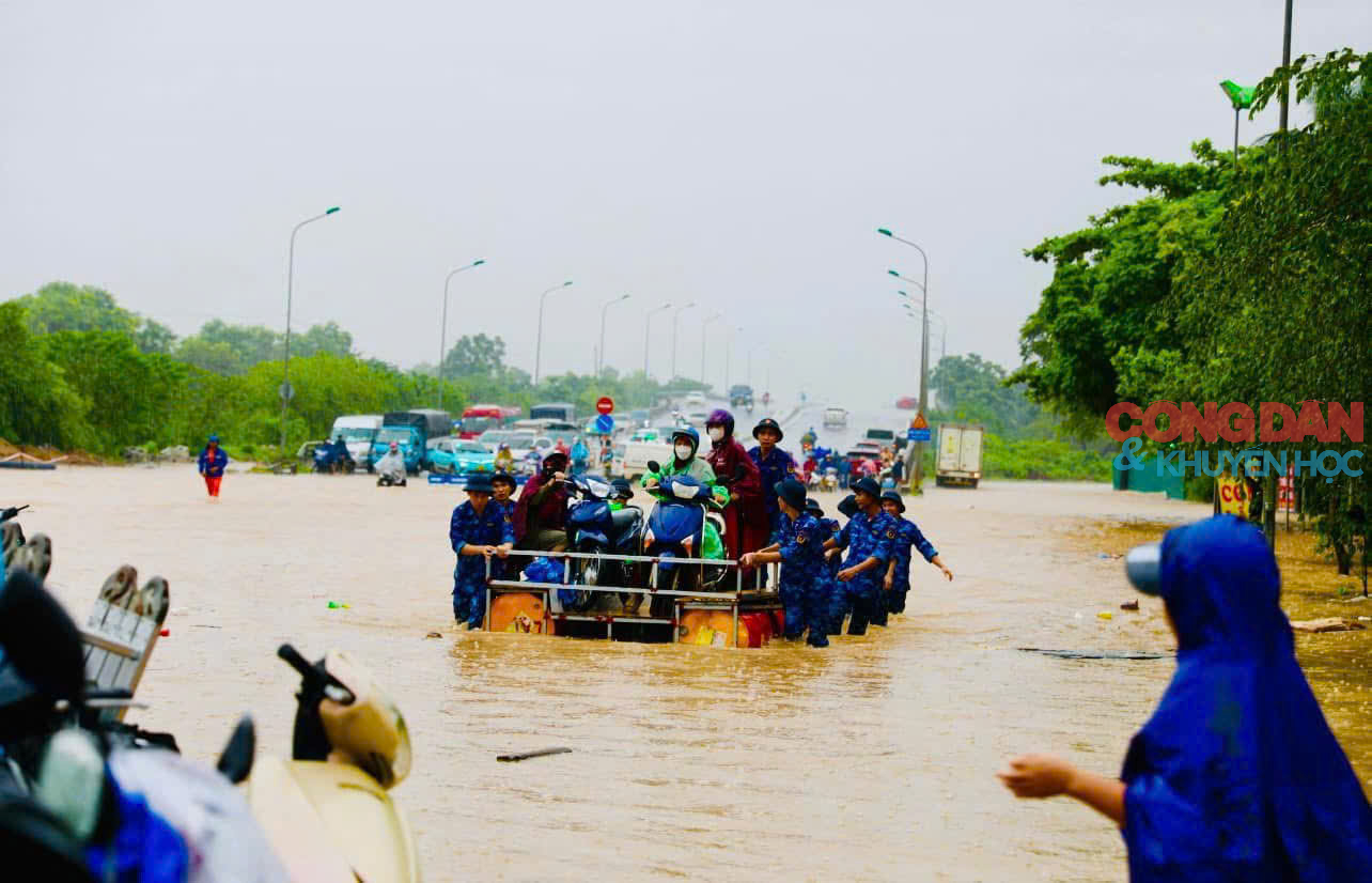 Cảnh sát biển huy động lực lượng ứng cứu người dân qua vùng lũ ngập - Ảnh 11.