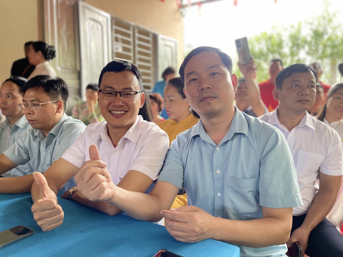 Ngày tựu trường đặc biệt của 80 em nhỏ vùng cao Lủng Siên - Ảnh 10.
