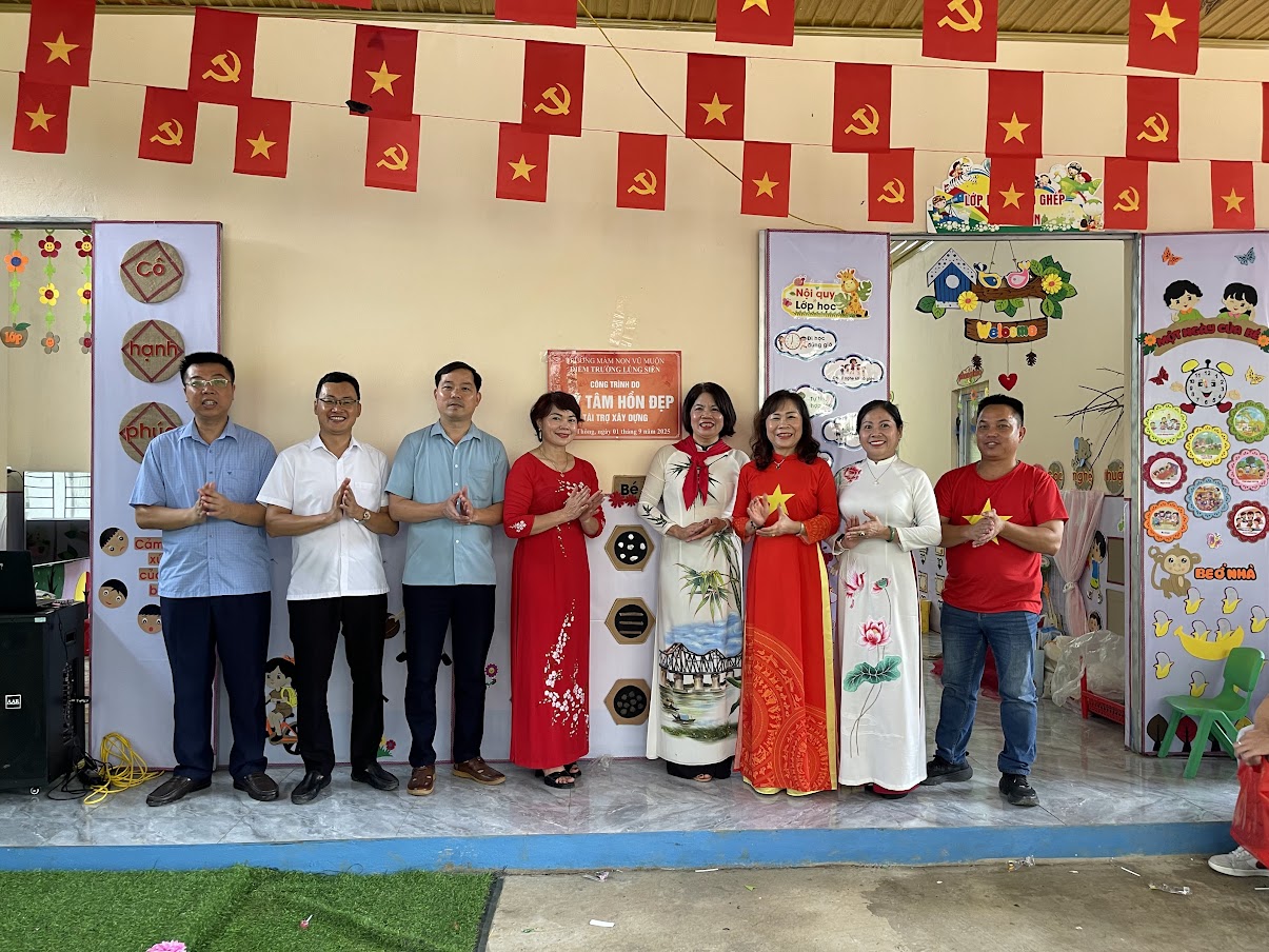 Ngày tựu trường đặc biệt của 80 em nhỏ vùng cao Lủng Siên - Ảnh 23.
