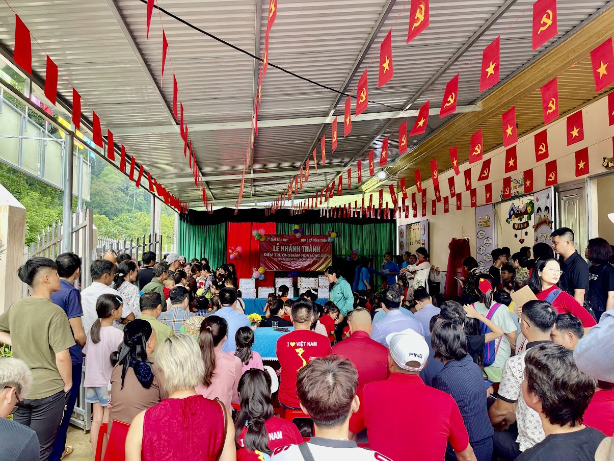 Ngày tựu trường đặc biệt của 80 em nhỏ vùng cao Lủng Siên - Ảnh 13.