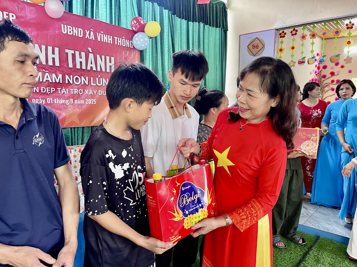 Ngày tựu trường đặc biệt của 80 em nhỏ vùng cao Lủng Siên - Ảnh 25.
