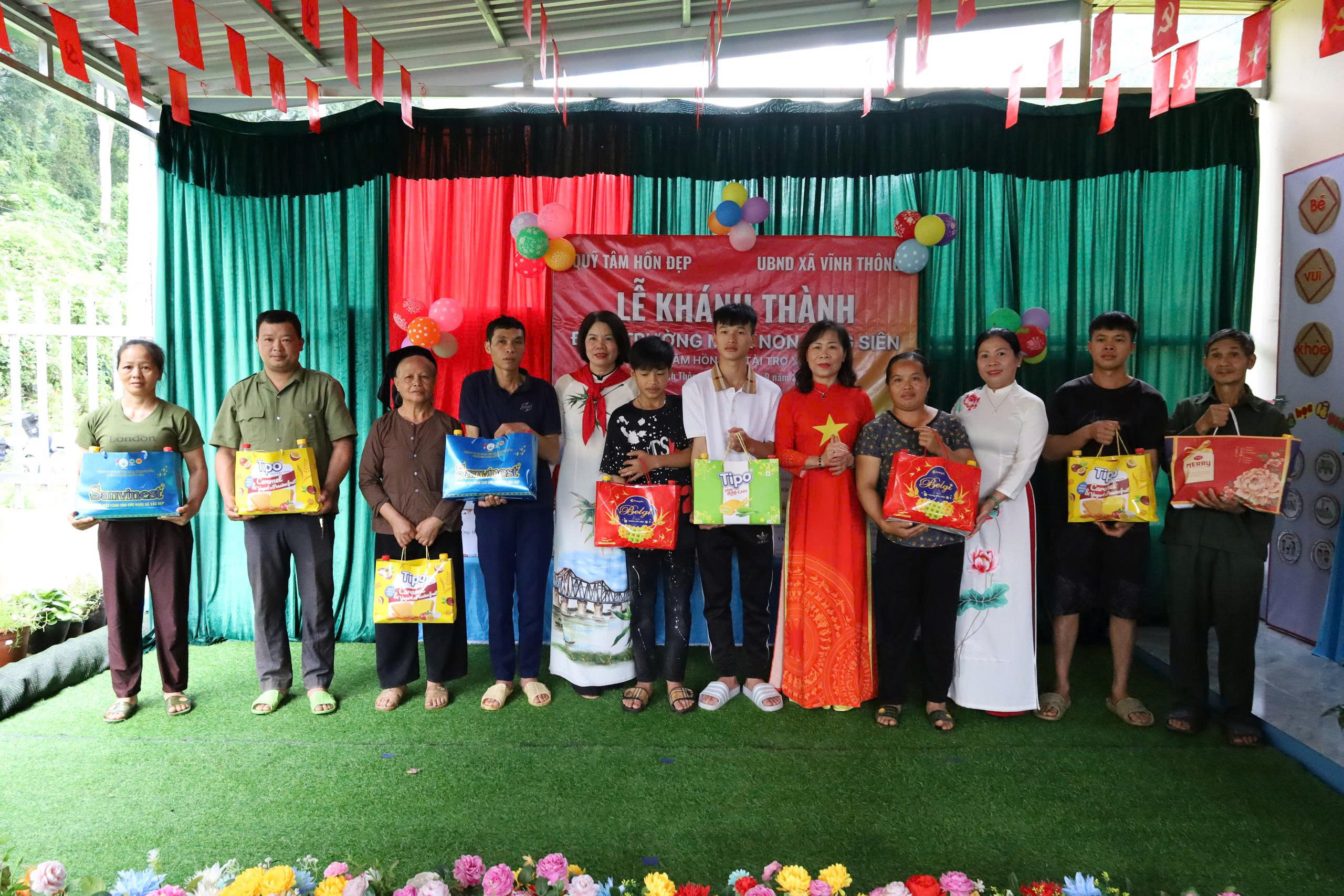 Ngày tựu trường đặc biệt của 80 em nhỏ vùng cao Lủng Siên - Ảnh 28.