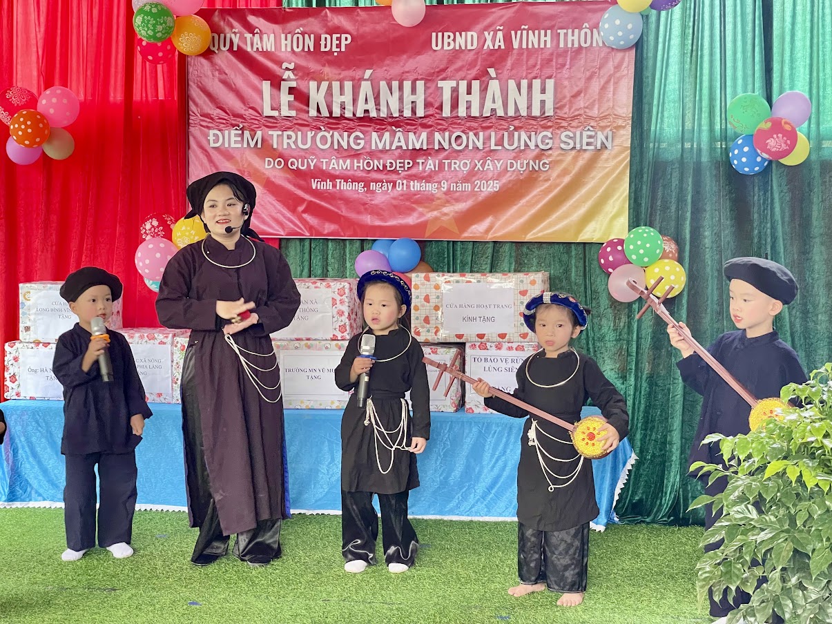 Ngày tựu trường đặc biệt của 80 em nhỏ vùng cao Lủng Siên - Ảnh 7.