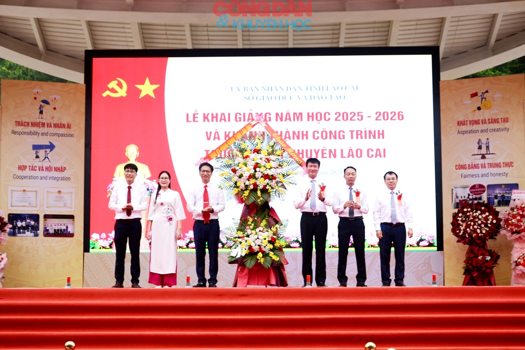 Khánh thành Trường trung học phổ thông chuyên Lào Cai và khai giảng năm học mới - Ảnh 1.