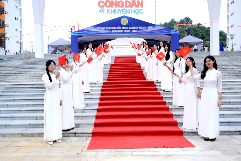 Khánh thành Trường trung học phổ thông chuyên Lào Cai và khai giảng năm học mới - Ảnh 3.