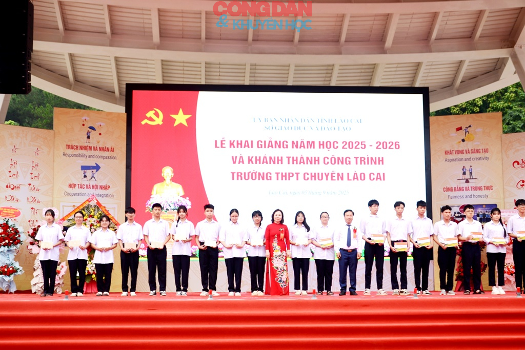 Khánh thành Trường trung học phổ thông chuyên Lào Cai và khai giảng năm học mới - Ảnh 11.