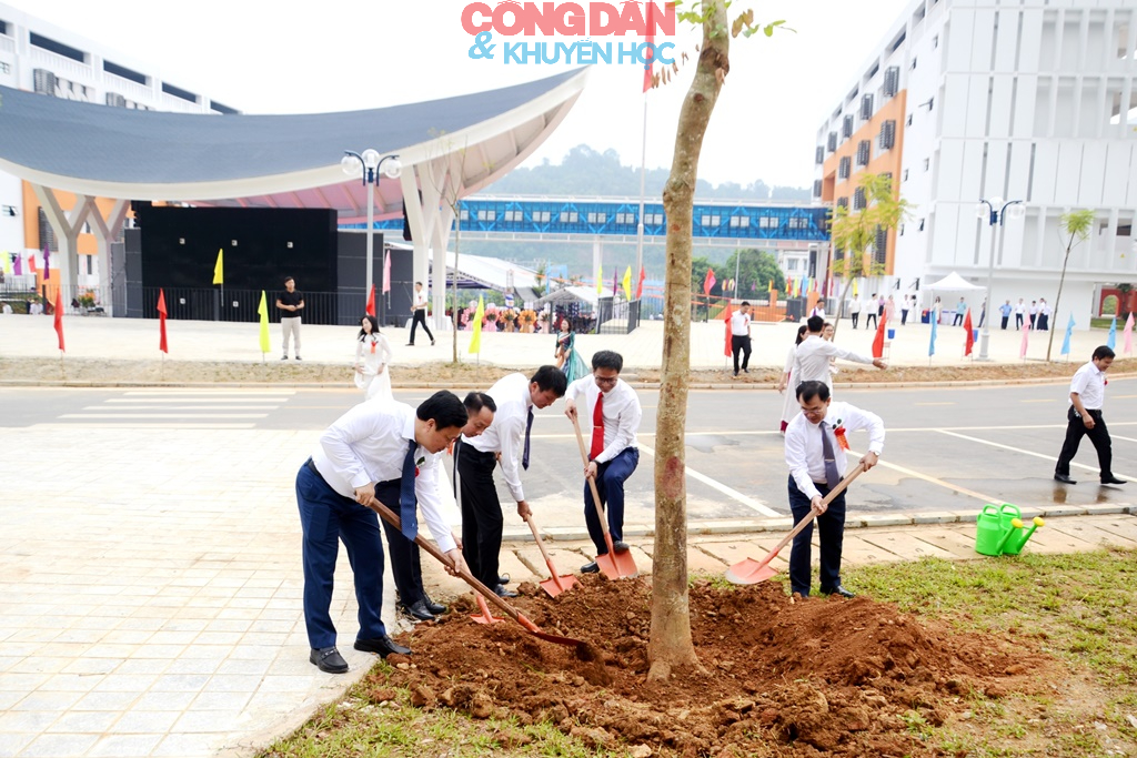 Khánh thành Trường trung học phổ thông chuyên Lào Cai và khai giảng năm học mới - Ảnh 12.