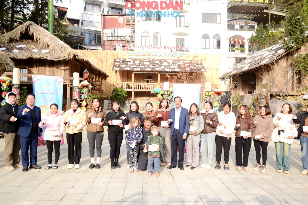 Sa Pa đ&oacute;n đo&agrave;n kh&aacute;ch du lịch đầu ti&ecirc;n "x&ocirc;ng đất" đầu năm 2026 - Ảnh 1.