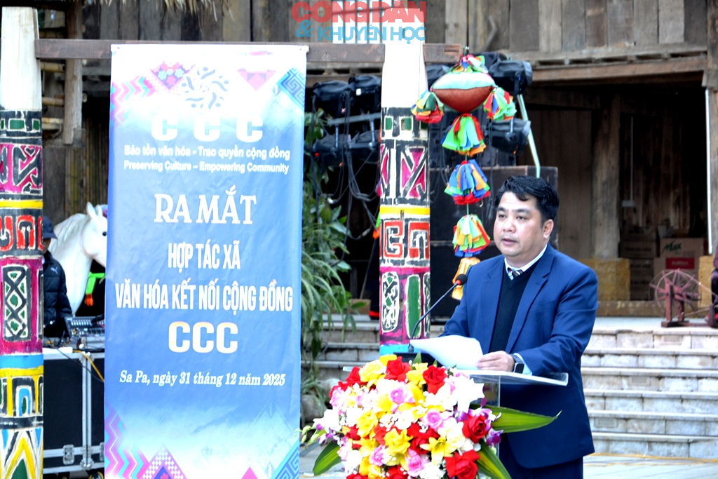 Sa Pa đ&oacute;n đo&agrave;n kh&aacute;ch du lịch đầu ti&ecirc;n "x&ocirc;ng đất" đầu năm 2026 - Ảnh 2.