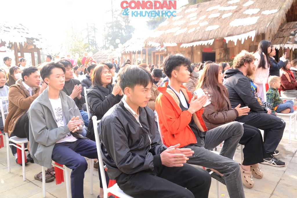 Sa Pa đ&oacute;n đo&agrave;n kh&aacute;ch du lịch đầu ti&ecirc;n "x&ocirc;ng đất" đầu năm 2026 - Ảnh 3.