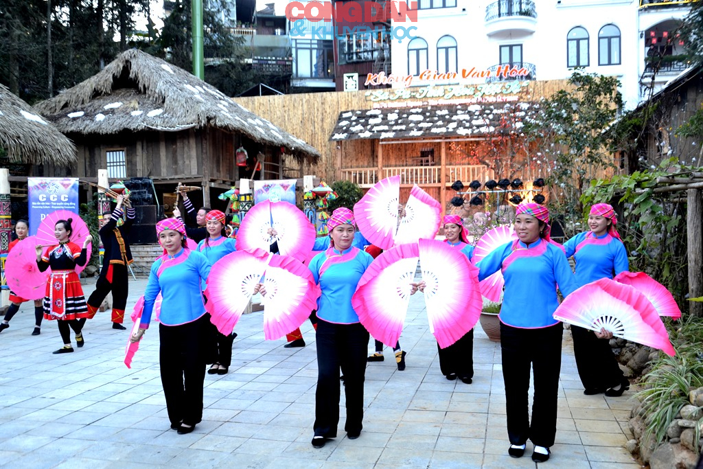 Sa Pa đ&oacute;n đo&agrave;n kh&aacute;ch du lịch đầu ti&ecirc;n "x&ocirc;ng đất" đầu năm 2026 - Ảnh 4.