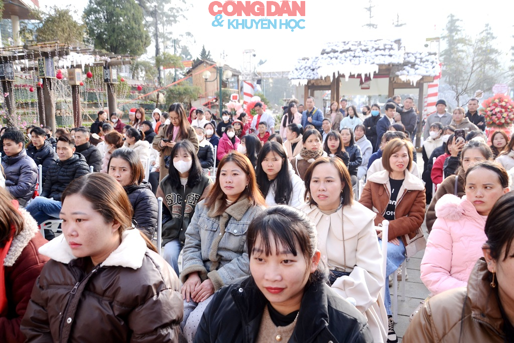 Sa Pa đ&oacute;n đo&agrave;n kh&aacute;ch du lịch đầu ti&ecirc;n "x&ocirc;ng đất" đầu năm 2026 - Ảnh 5.