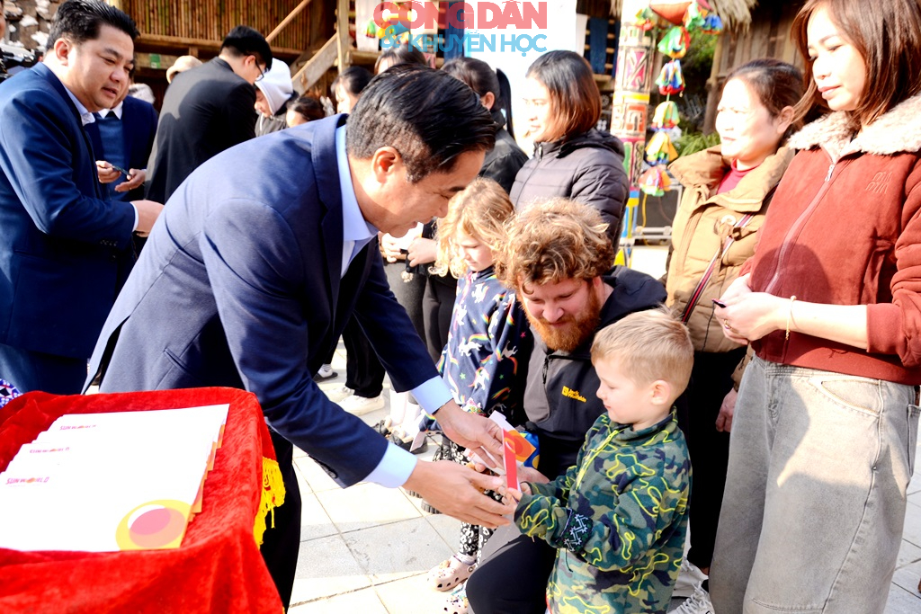 Sa Pa đ&oacute;n đo&agrave;n kh&aacute;ch du lịch đầu ti&ecirc;n "x&ocirc;ng đất" đầu năm 2026 - Ảnh 6.