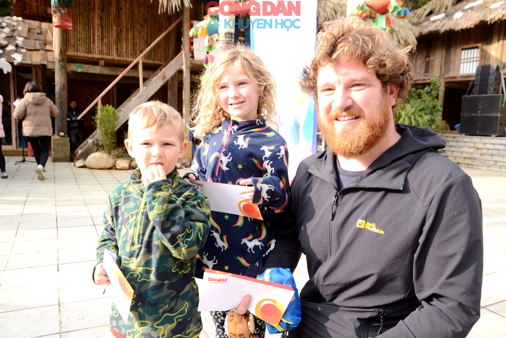 Sa Pa đ&oacute;n đo&agrave;n kh&aacute;ch du lịch đầu ti&ecirc;n "x&ocirc;ng đất" đầu năm 2026 - Ảnh 8.