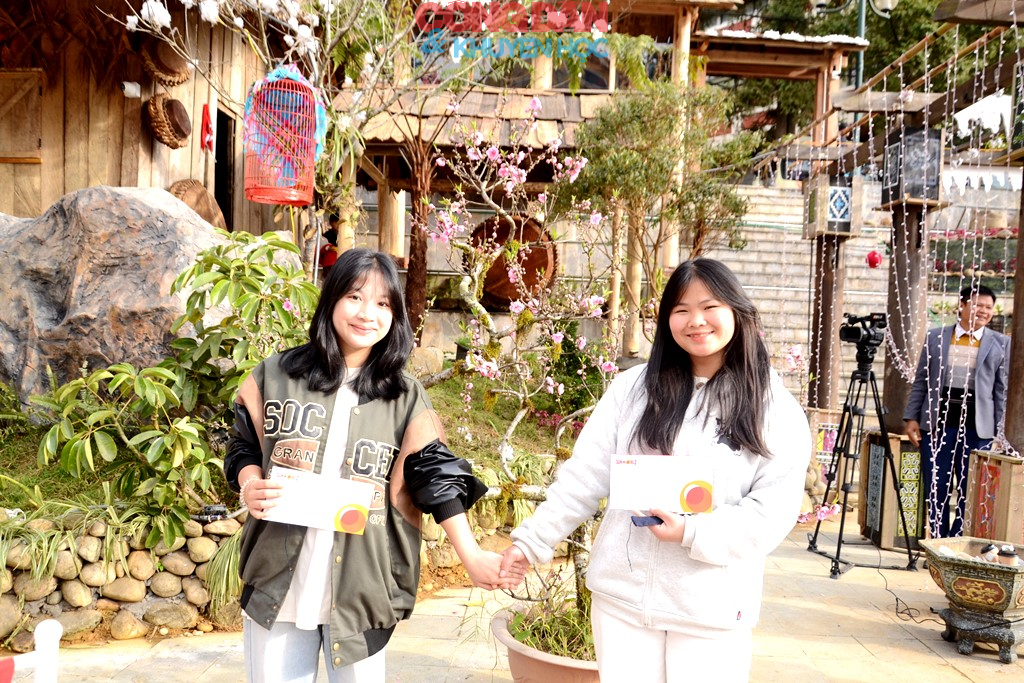 Sa Pa đ&oacute;n đo&agrave;n kh&aacute;ch du lịch đầu ti&ecirc;n "x&ocirc;ng đất" đầu năm 2026 - Ảnh 11.