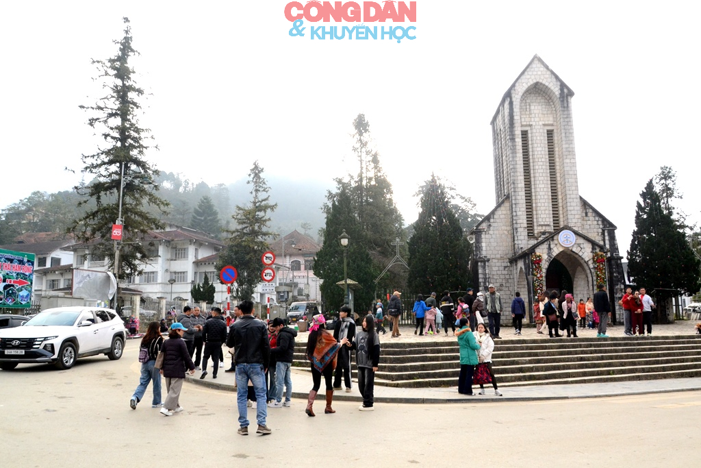 Sa Pa đ&oacute;n đo&agrave;n kh&aacute;ch du lịch đầu ti&ecirc;n "x&ocirc;ng đất" đầu năm 2026 - Ảnh 12.