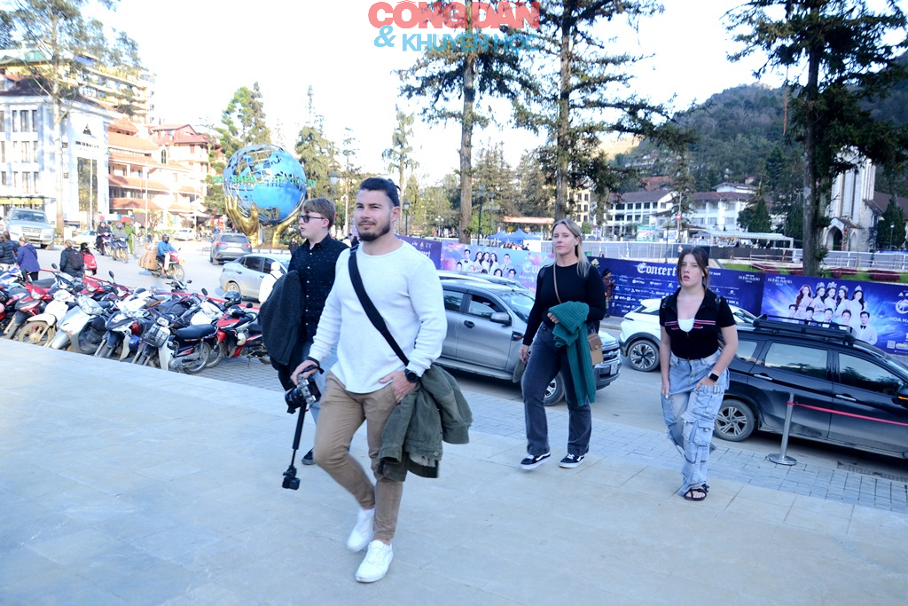 Sa Pa đ&oacute;n đo&agrave;n kh&aacute;ch du lịch đầu ti&ecirc;n "x&ocirc;ng đất" đầu năm 2026 - Ảnh 13.