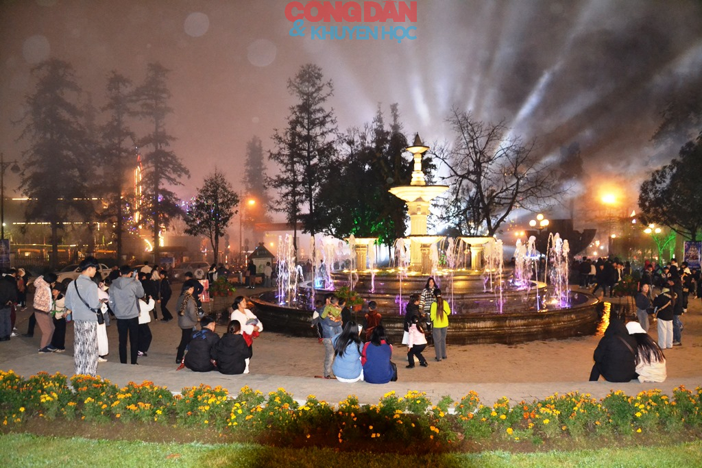 Sa Pa đ&oacute;n đo&agrave;n kh&aacute;ch du lịch đầu ti&ecirc;n "x&ocirc;ng đất" đầu năm 2026 - Ảnh 14.