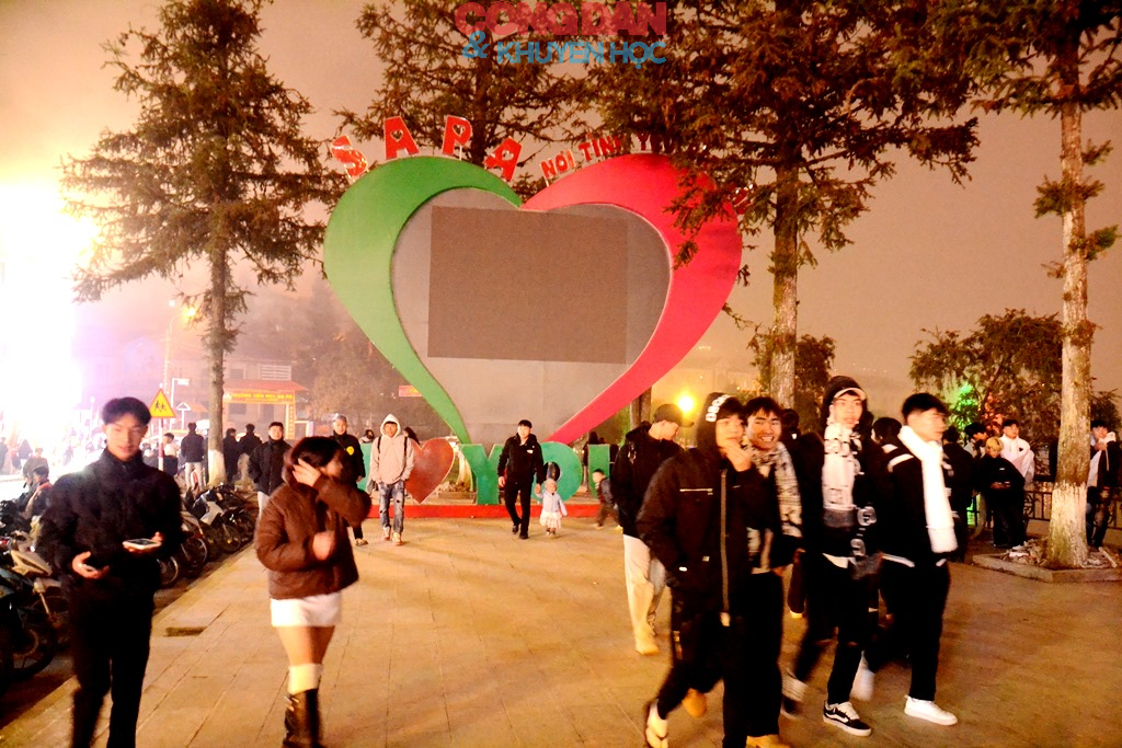 Sa Pa đ&oacute;n đo&agrave;n kh&aacute;ch du lịch đầu ti&ecirc;n "x&ocirc;ng đất" đầu năm 2026 - Ảnh 15.