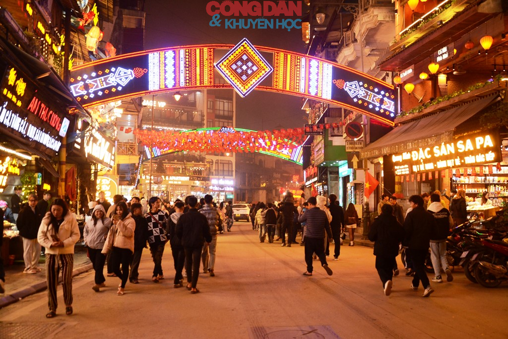 Sa Pa đ&oacute;n đo&agrave;n kh&aacute;ch du lịch đầu ti&ecirc;n "x&ocirc;ng đất" đầu năm 2026 - Ảnh 16.