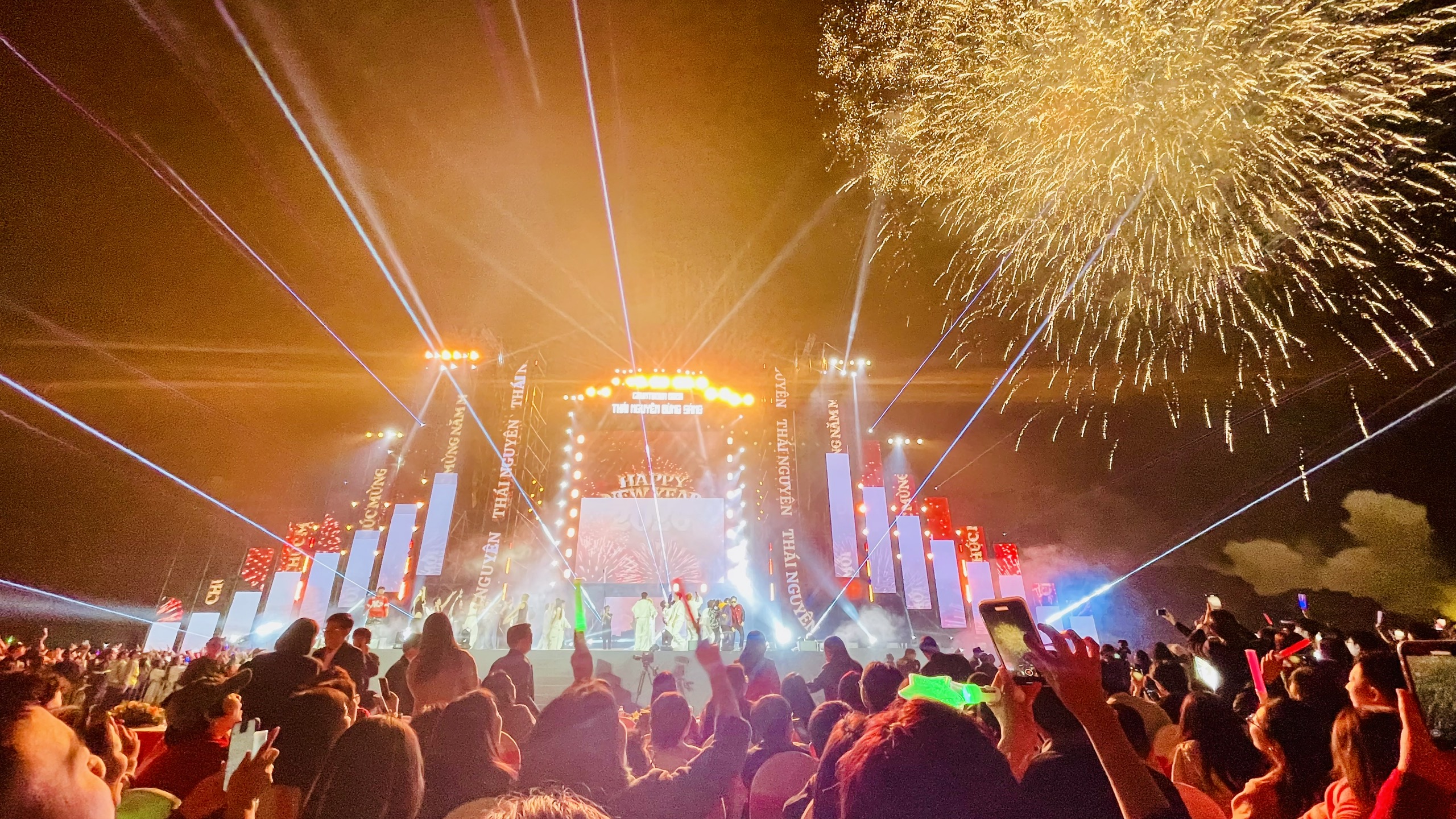 M&atilde;n nh&atilde;n chương tr&igrave;nh ch&agrave;o năm  mới 2026 "Th&aacute;i Nguy&ecirc;n bừng s&aacute;ng" - Ảnh 16.