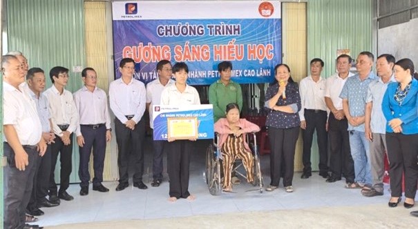 Quỹ Khuyến học Nguyễn Sinh Sắc phối hợp trao học bổng Gương s&aacute;ng hiếu học - Ảnh 1.
