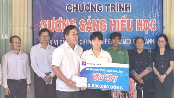 Quỹ Khuyến học Nguyễn Sinh Sắc phối hợp trao học bổng Gương s&aacute;ng hiếu học - Ảnh 2.