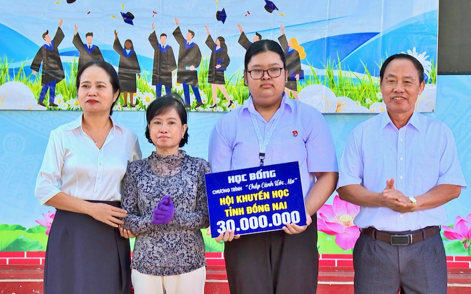 Hội Khuyến học tỉnh Đồng Nai phối hợp trao học bổng đặc biệt "Chắp c&aacute;nh ước mơ" lần thứ 128 - Ảnh 3.