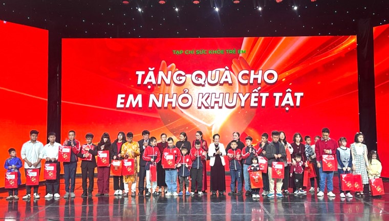 Chương tr&igrave;nh "Ươm mầm nh&acirc;n &aacute;i" trao học bổng, qu&agrave; gieo mầm y&ecirc;u thương đến trẻ em khuyết tật - Ảnh 1.
