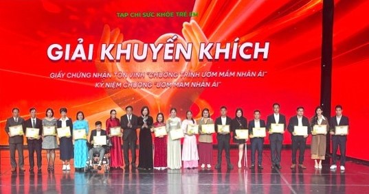 Chương tr&igrave;nh "Ươm mầm nh&acirc;n &aacute;i" trao học bổng, qu&agrave; gieo mầm y&ecirc;u thương đến trẻ em khuyết tật - Ảnh 2.