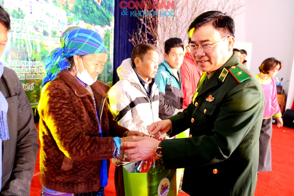 “Xuân Biên phòng ấm lòng dân bản” ở xã biên giới Pha Long - Lào Cai - Ảnh 7.