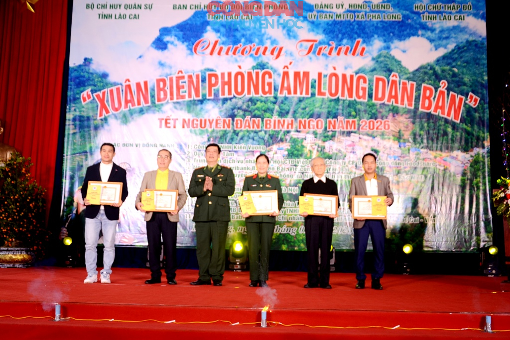 “Xuân Biên phòng ấm lòng dân bản” ở xã biên giới Pha Long - Lào Cai - Ảnh 9.