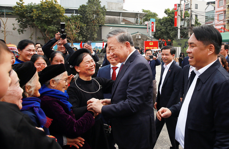 Tổng B&iacute; thư T&ocirc; L&acirc;m gặp mặt, n&oacute;i chuyện với nh&acirc;n d&acirc;n c&aacute;c d&acirc;n tộc tỉnh Cao Bằng - Ảnh 8.
