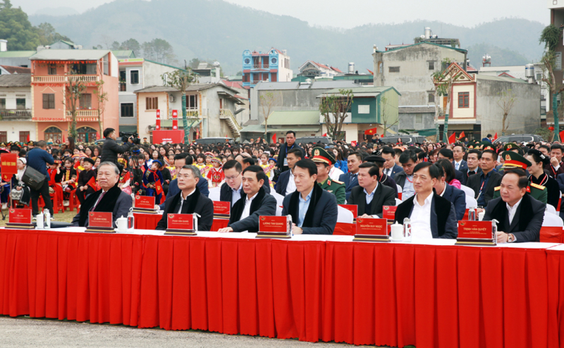 Tổng B&iacute; thư T&ocirc; L&acirc;m gặp mặt, n&oacute;i chuyện với nh&acirc;n d&acirc;n c&aacute;c d&acirc;n tộc tỉnh Cao Bằng - Ảnh 2.