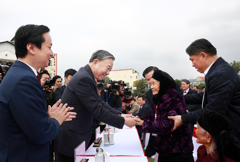 Tổng B&iacute; thư T&ocirc; L&acirc;m gặp mặt, n&oacute;i chuyện với nh&acirc;n d&acirc;n c&aacute;c d&acirc;n tộc tỉnh Cao Bằng - Ảnh 4.