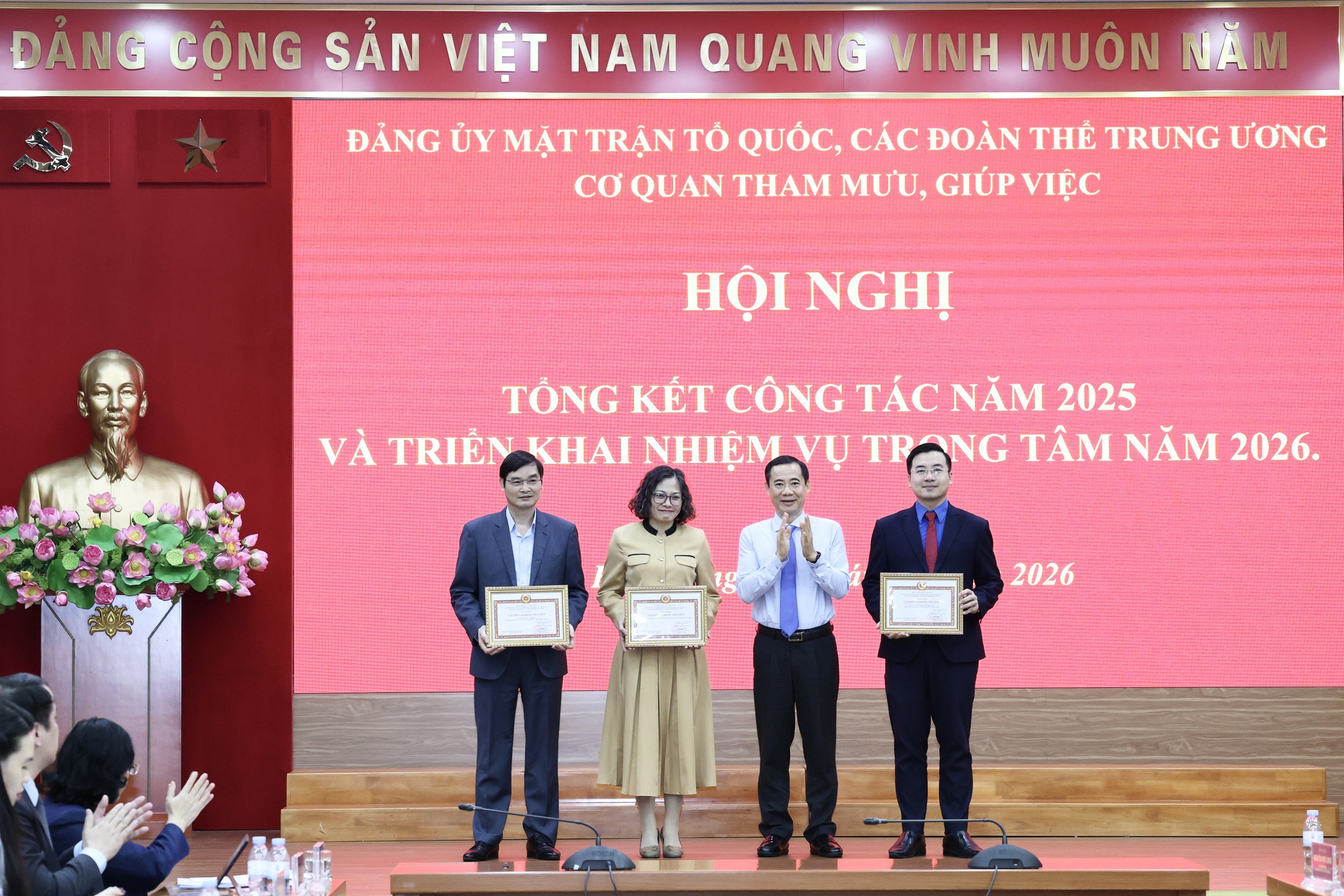 Ch&igrave;a kh&oacute;a th&agrave;nh c&ocirc;ng của Cơ quan tham mưu, gi&uacute;p việc, Đảng ủy MTTQ, c&aacute;c đo&agrave;n thể Trung ương- Ảnh 9.