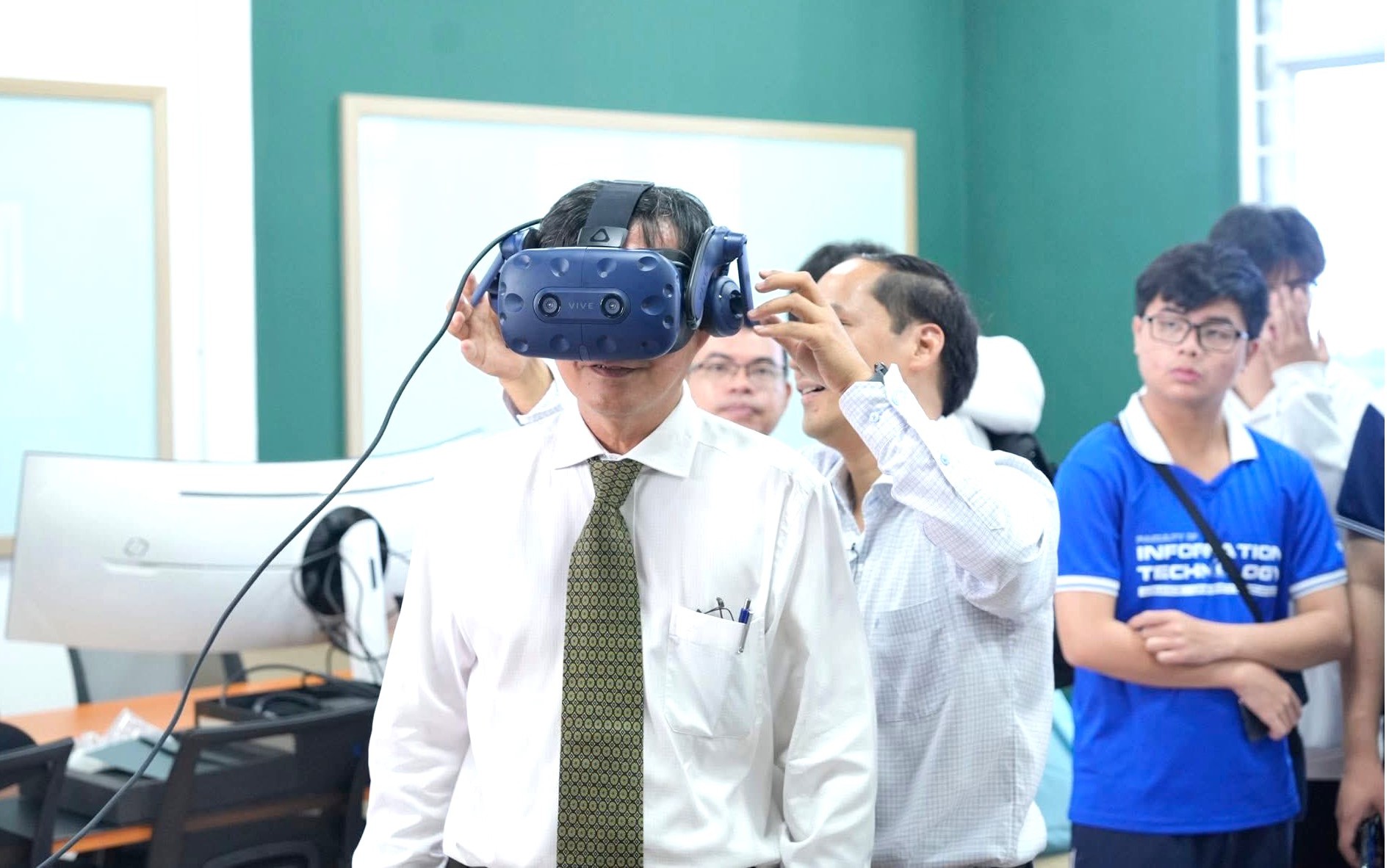 Cơn sốt đ&agrave;o tạo AI m&ugrave;a tuyển sinh 2026: Chất lượng c&oacute; theo kịp tốc độ mở ng&agrave;nh? - Ảnh 2.