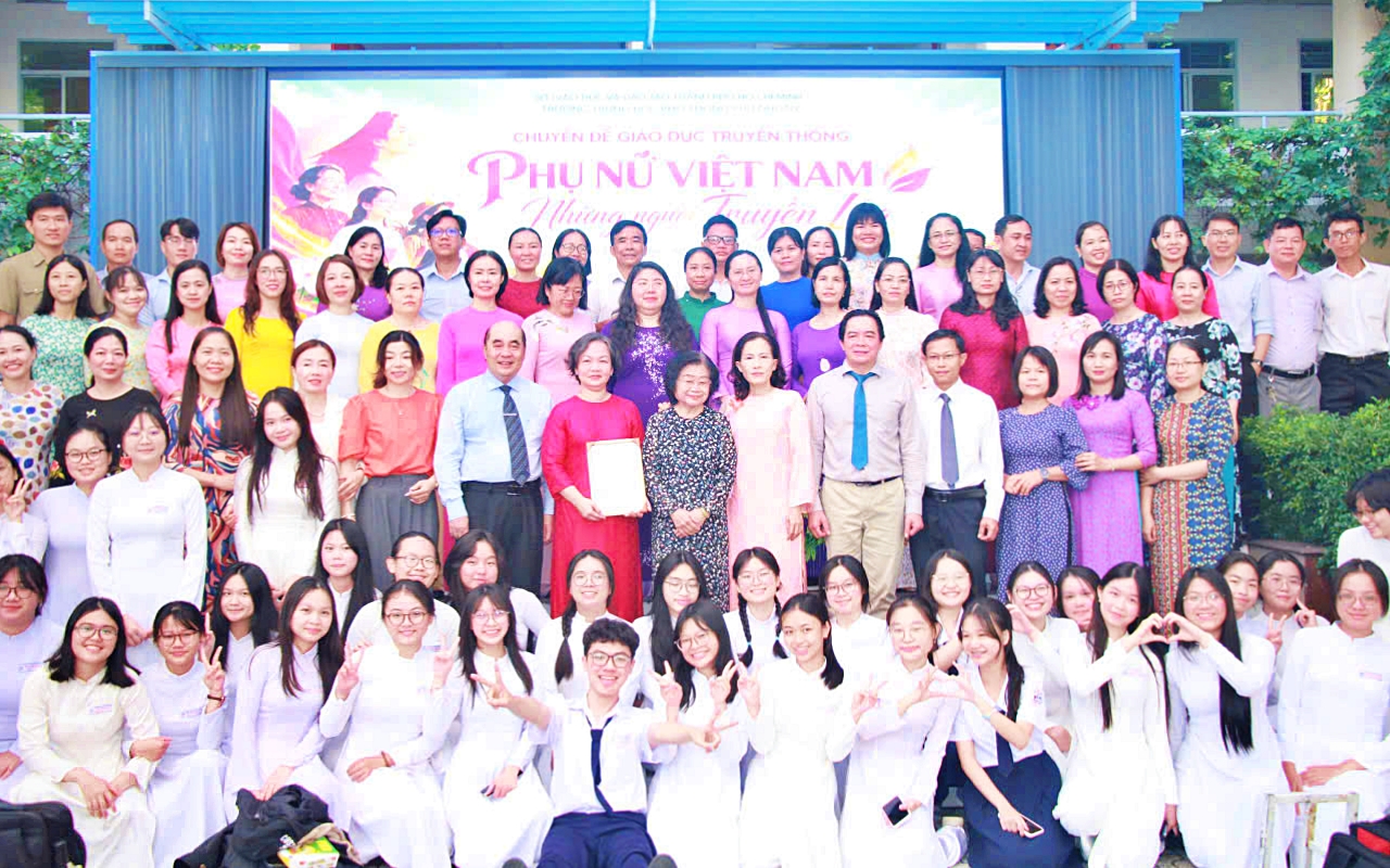 Nguyên Phó Chủ tịch nước Trương Mỹ Hoa trò chuyện với giáo viên và học sinh về truyền thống hiếu học tại trường THPT Phú Nhuận