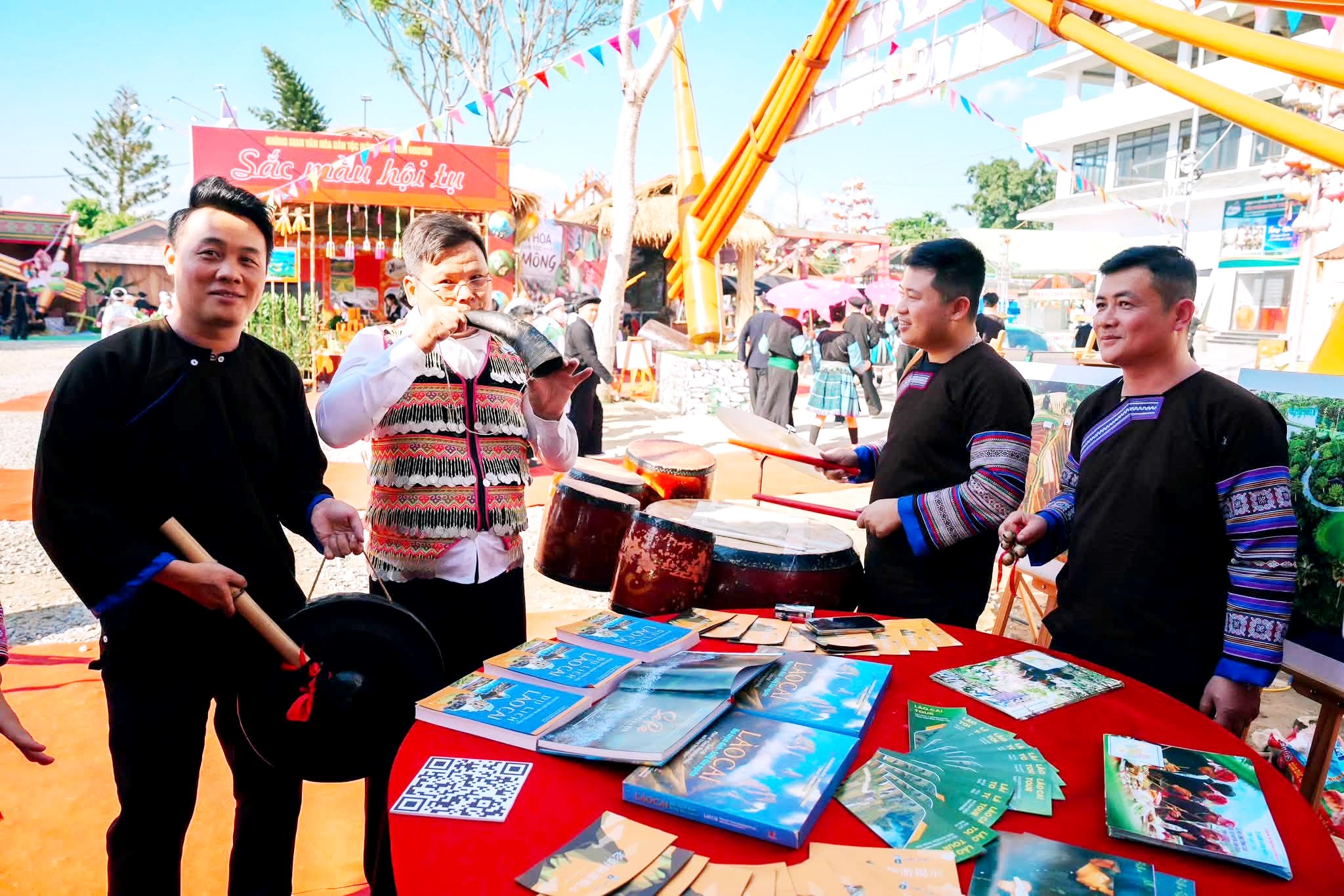 Đặc sắc kh&ocirc;ng gian văn h&oacute;a M&ocirc;ng L&agrave;o Cai tại Ng&agrave;y hội Văn h&oacute;a d&acirc;n tộc M&ocirc;ng to&agrave;n quốc - Ảnh 2.