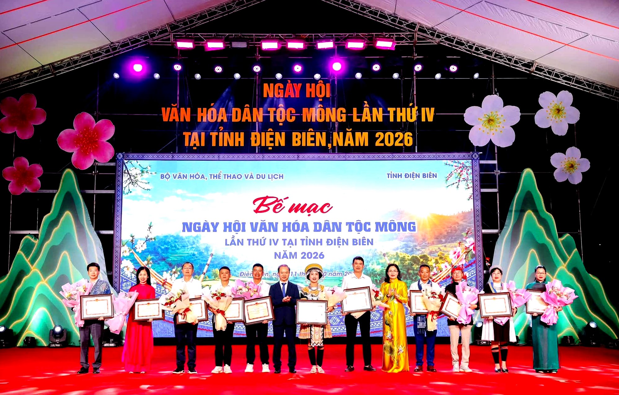 Đặc sắc kh&ocirc;ng gian văn h&oacute;a M&ocirc;ng L&agrave;o Cai tại Ng&agrave;y hội Văn h&oacute;a d&acirc;n tộc M&ocirc;ng to&agrave;n quốc - Ảnh 1.