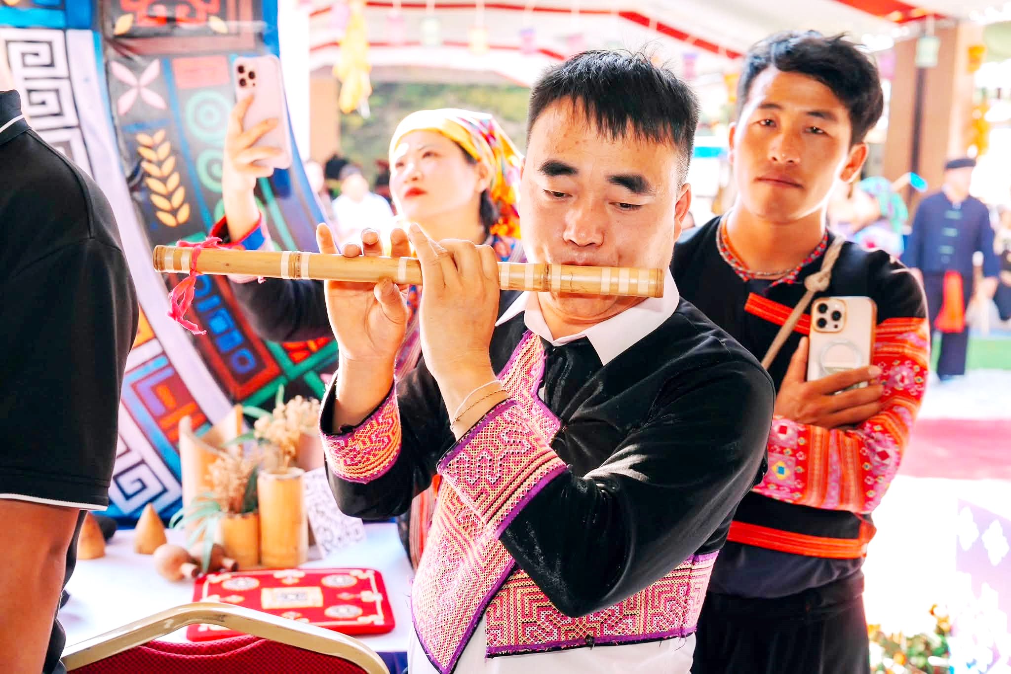 Đặc sắc kh&ocirc;ng gian văn h&oacute;a M&ocirc;ng L&agrave;o Cai tại Ng&agrave;y hội Văn h&oacute;a d&acirc;n tộc M&ocirc;ng to&agrave;n quốc - Ảnh 9.