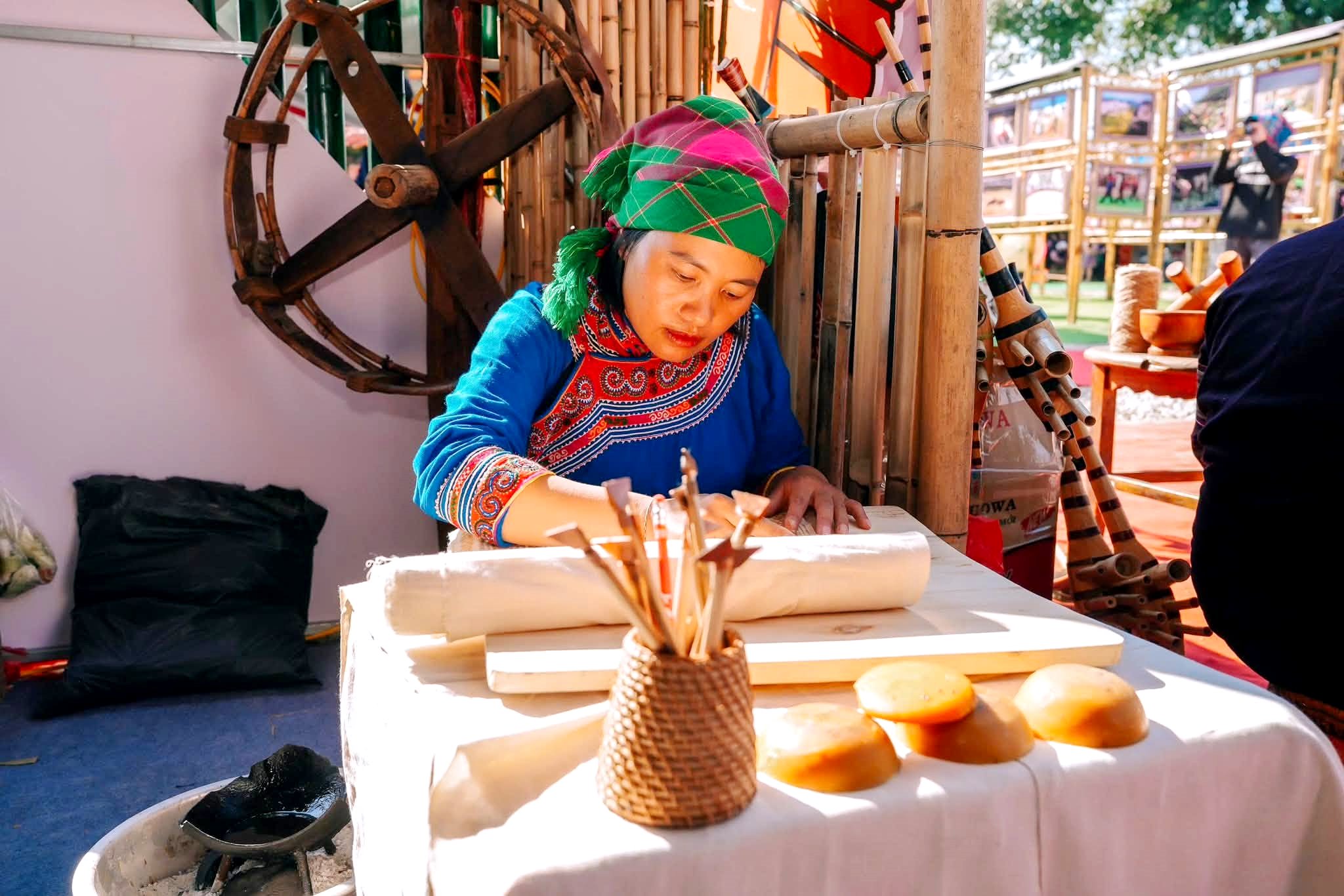 Đặc sắc kh&ocirc;ng gian văn h&oacute;a M&ocirc;ng L&agrave;o Cai tại Ng&agrave;y hội Văn h&oacute;a d&acirc;n tộc M&ocirc;ng to&agrave;n quốc - Ảnh 4.