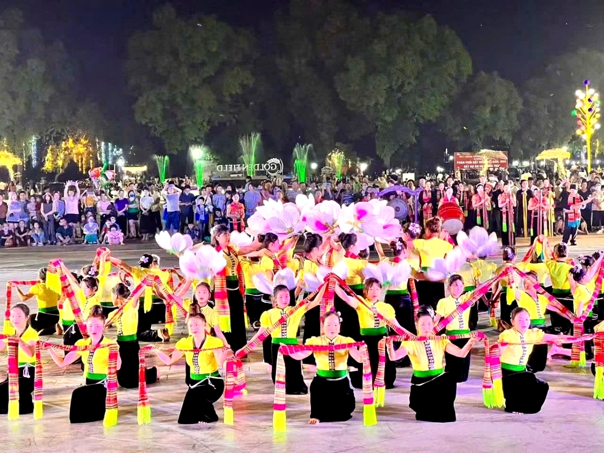 Lễ hội Mường L&ograve; t&ocirc;n vinh tinh hoa x&ograve;e Th&aacute;i - Ảnh 5.