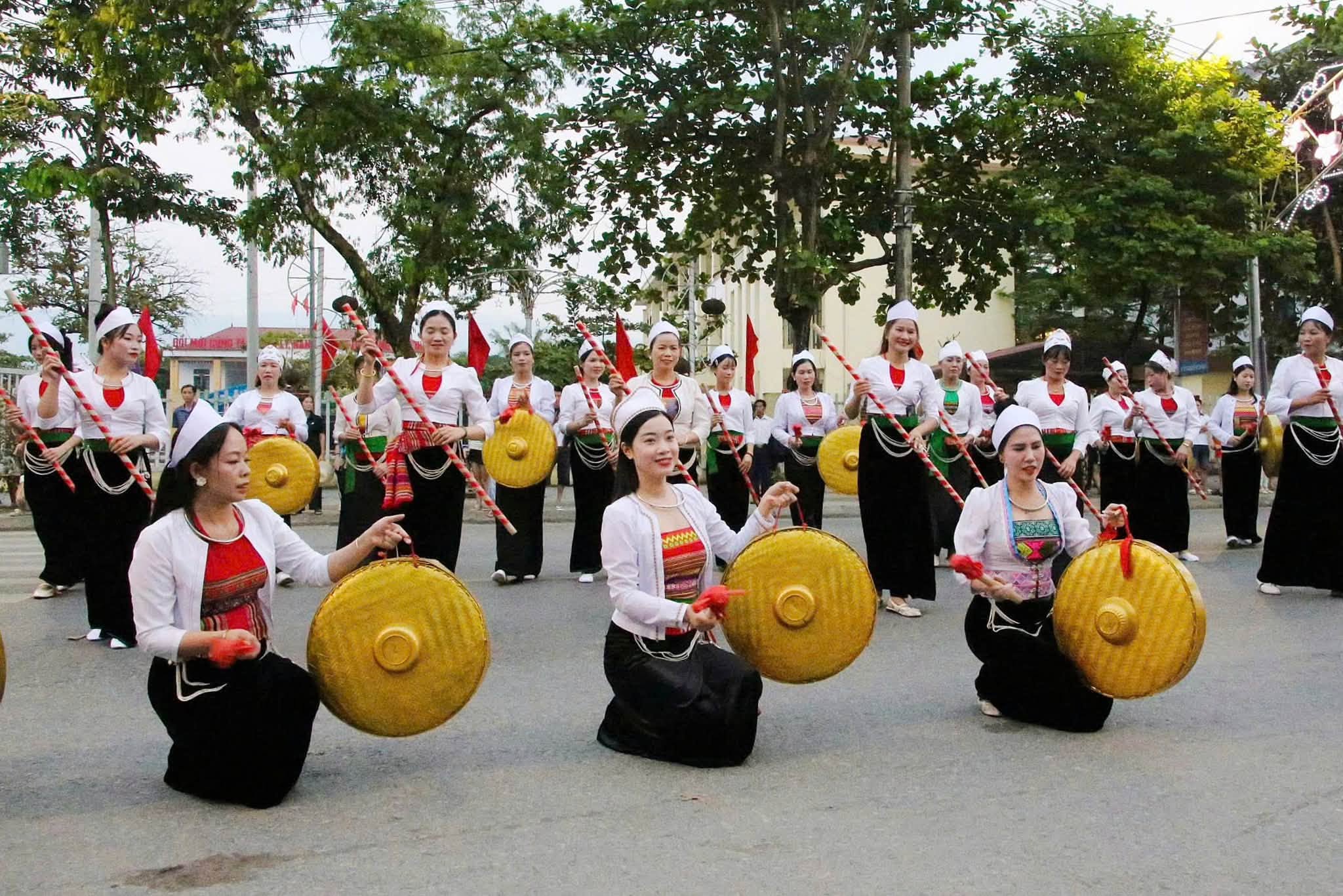 Lễ hội Mường L&ograve; t&ocirc;n vinh tinh hoa x&ograve;e Th&aacute;i - Ảnh 20.