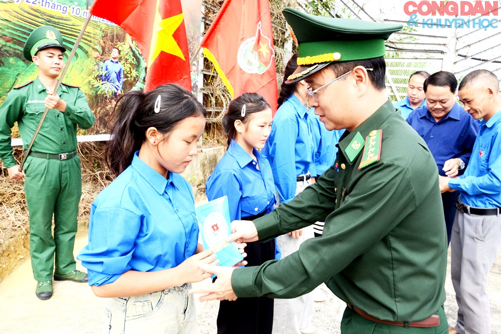 Đồn biên phòng Pha Long và Tả Gia Khâu kết nghĩa với Trường phổ thông nội trú TH và THCS Pha Long - Ảnh 1.