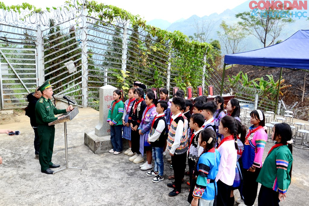 Đồn biên phòng Pha Long và Tả Gia Khâu kết nghĩa với Trường phổ thông nội trú TH và THCS Pha Long - Ảnh 12.
