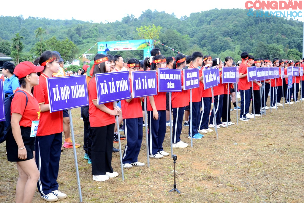 Lào Cai: Gần 700 VĐV leo núi trên thảm vàng mùa thu Cốc San - Ảnh 4.