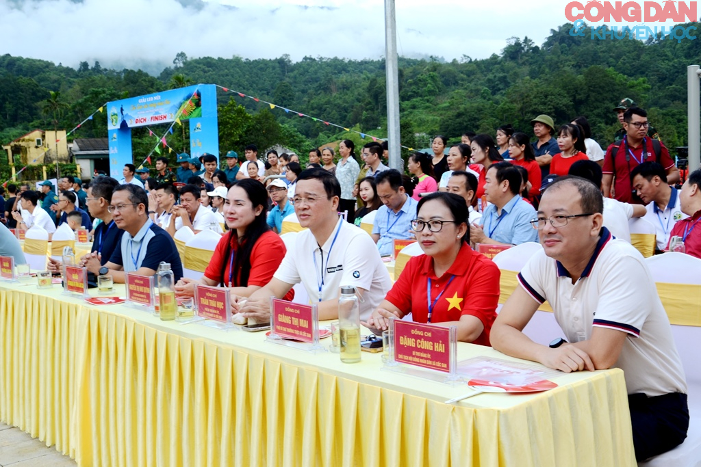 Lào Cai: Gần 700 VĐV leo núi trên thảm vàng mùa thu Cốc San - Ảnh 5.