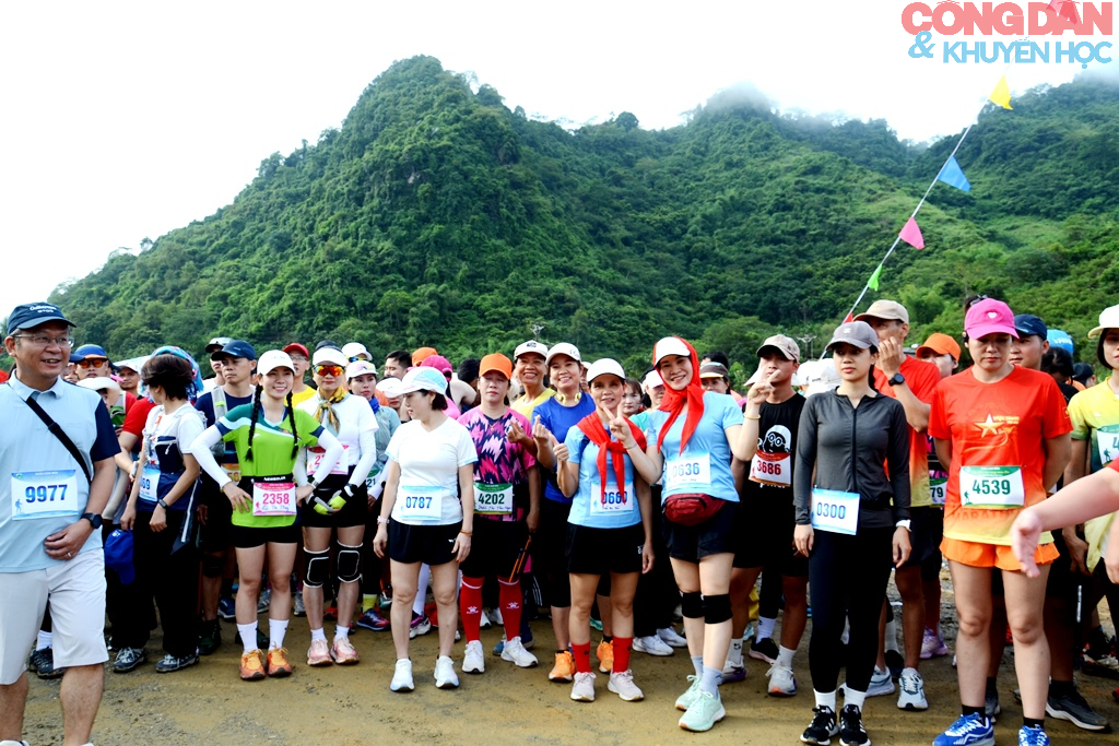 Lào Cai: Gần 700 VĐV leo núi trên thảm vàng mùa thu Cốc San - Ảnh 8.