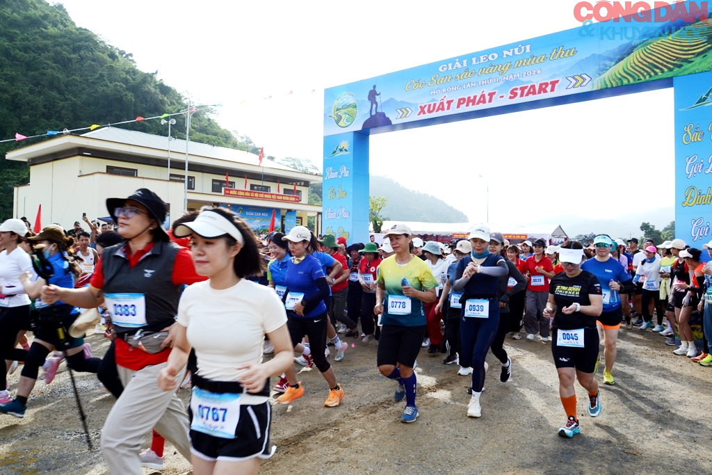 Lào Cai: Gần 700 VĐV leo núi trên thảm vàng mùa thu Cốc San - Ảnh 11.